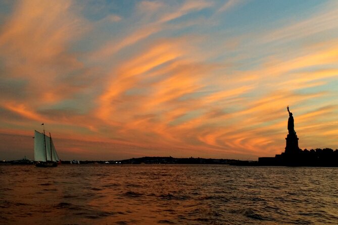 1 Hour Private Charter in New York Harbor for up to 6 people - Morning, lunch, or afternoon: choosing your departure