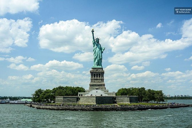 60 Minute Statue of Liberty Sightseeing tour-New York Harbor - Ellis Island and the meaning behind the view