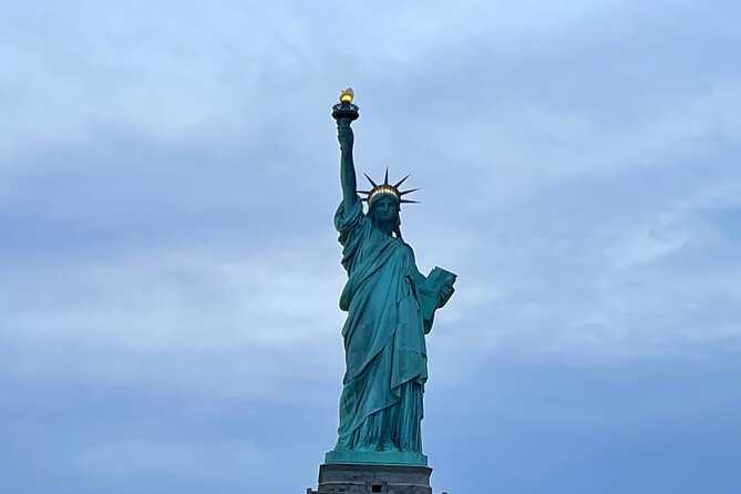 Best Private Luxury Daytime Boat Tour in New York City - 1 Hour - What the captains add to the experience