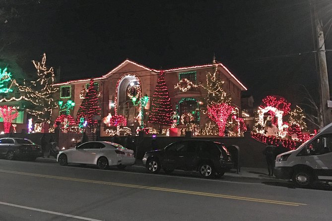 Brooklyn Christmas Lights Walking Tour at Dyker Heights - Group size, pace, and the guide’s role