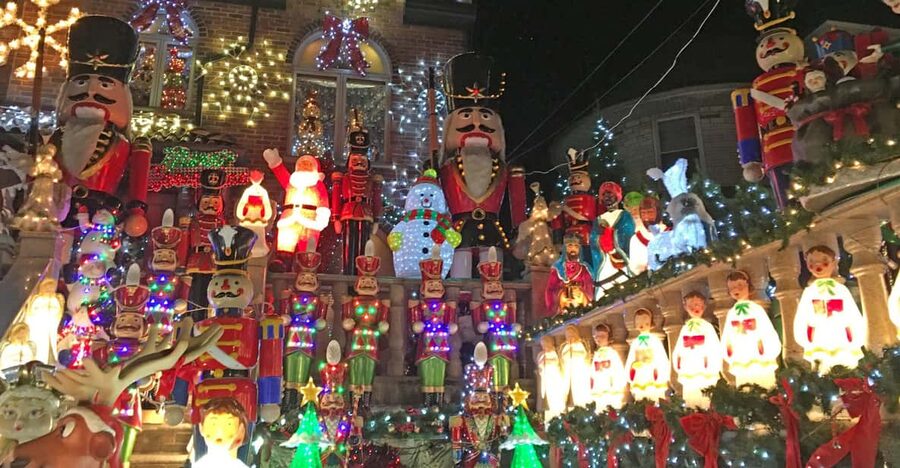 Brooklyn: Dyker Heights Christmas Walking Tour - Why Dyker Heights works best with a guide