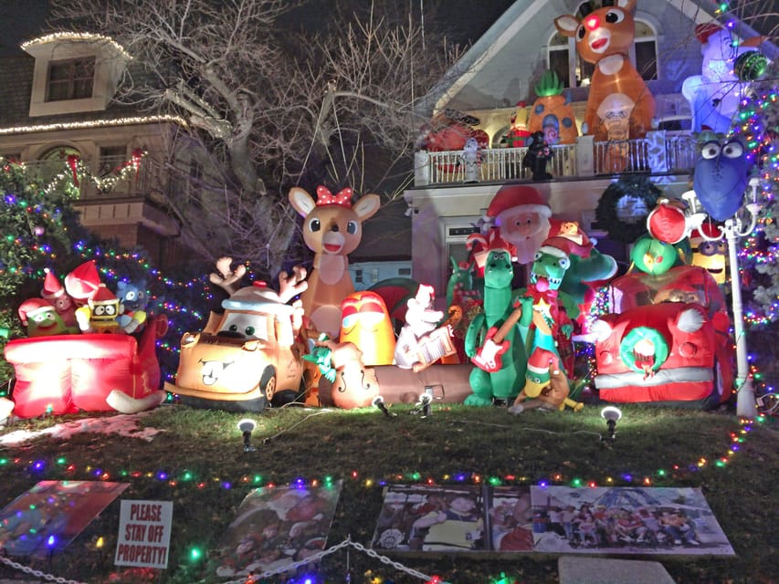 Brooklyn: Dyker Heights Christmas Walking Tour - Crowds, camera time, and keeping your group in sight
