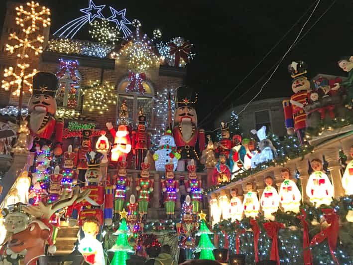 Brooklyn: Dyker Heights Christmas Walking Tour - Guides who make the cold easier