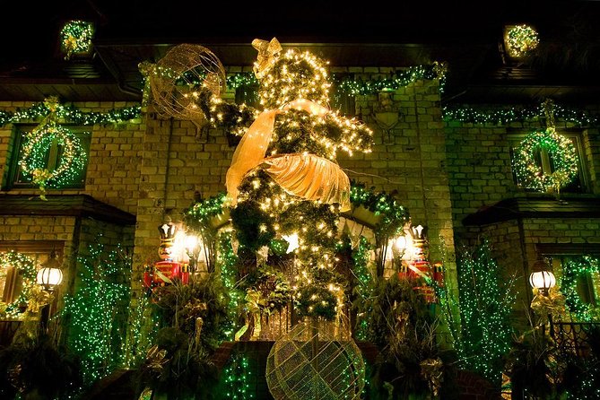 Brooklyn Dyker Heights Christmas Wonderland Bus Tour - DUMBO and the Brooklyn Bridge view