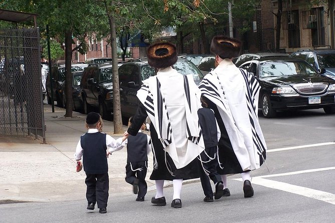 Brooklyn, Queens, and the Bronx Contrastes Tour in Spanish - Williamsburg: two very different sides of Brooklyn