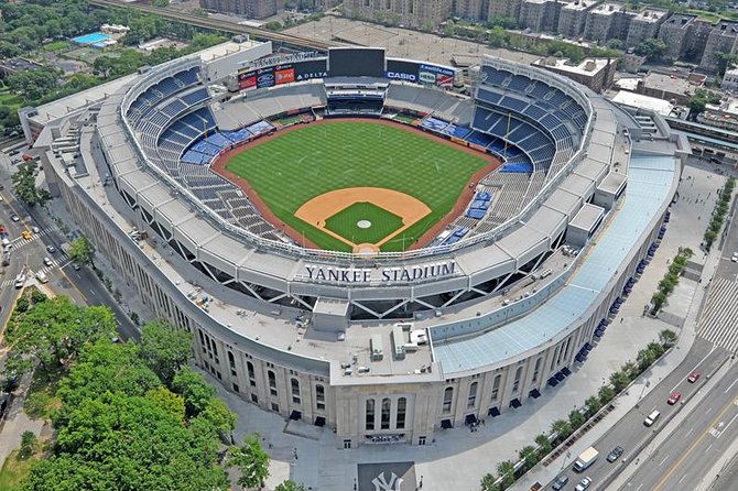 Brooklyn, Queens, and the Bronx Contrastes Tour in Spanish - The Bronx: baseball, Harlem landmarks, and movie history