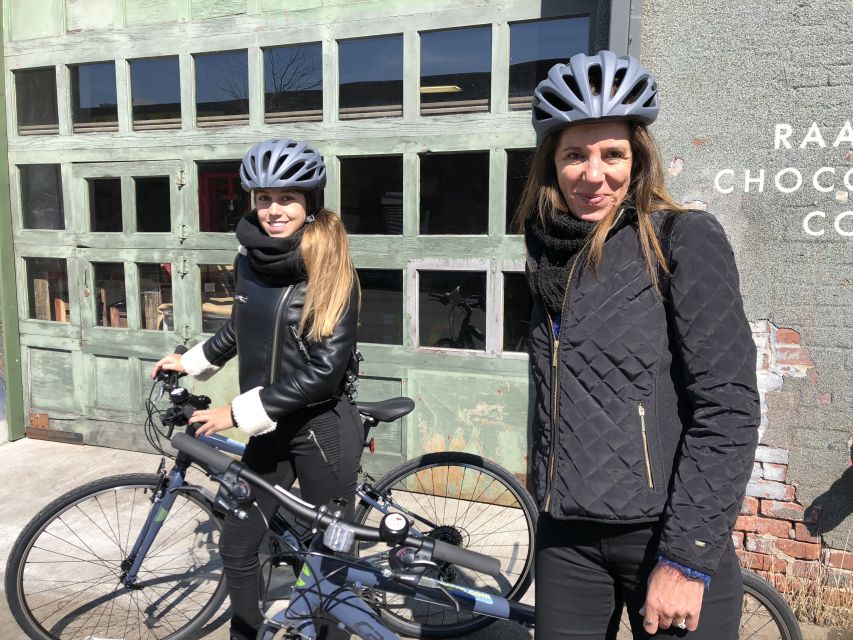 Brooklyn: Sightseeing Bike Tour with Local Guide - Fort Greene and the grand view at Grand Army Plaza