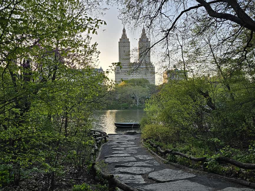 Central Park, NY: Nature, Architecture and Movie Scenes Tour - Meeting at the Apple-logo glass cube