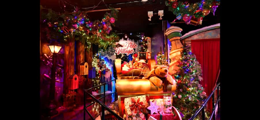 Christmas in New York: Skip-the-Line Holiday Lights Tour - Fifth Avenue’s big holiday displays
