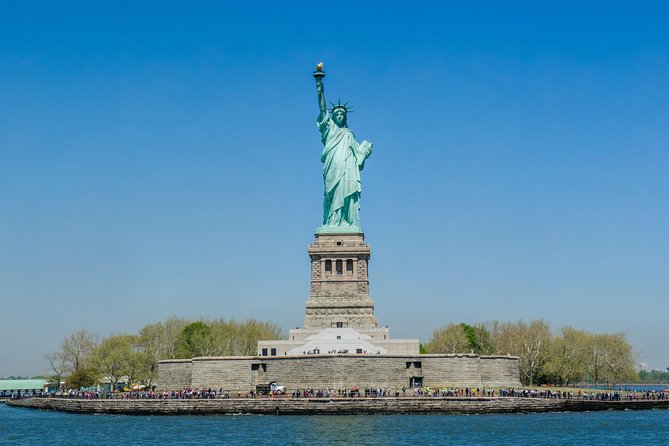 Circle Line: 1hr - NYC Liberty Cruise - Ellis Island, New York Harbor, and Governors Island