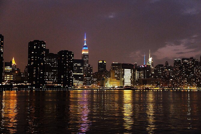 Circle Line: 2hr - New York City Harbor Lights Cruise - Food, drinks, Wi-Fi, and practical comfort