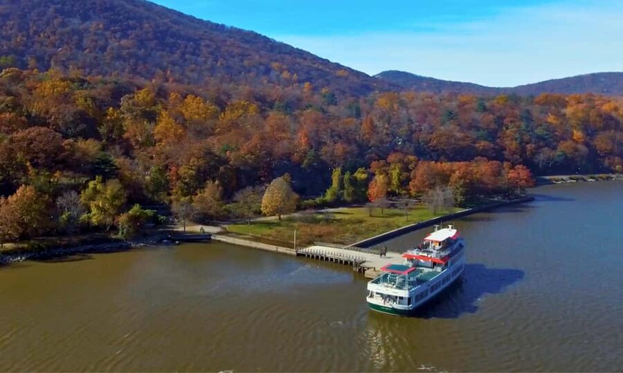 Circle Line: Bear Mountain Foliage & Oktoberfest Cruise NYC - Cruising north past Manhattan landmarks