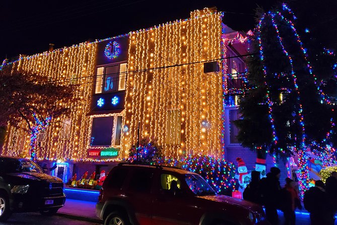 Dyker Heights Christmas Lights Guided Tour - The Brooklyn Bridge and Manhattan skyline stop