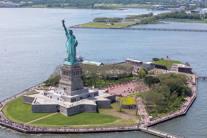 Easy Access Statue of Liberty and Brooklyn Bridge Discovery Tour - Walking across the Brooklyn Bridge