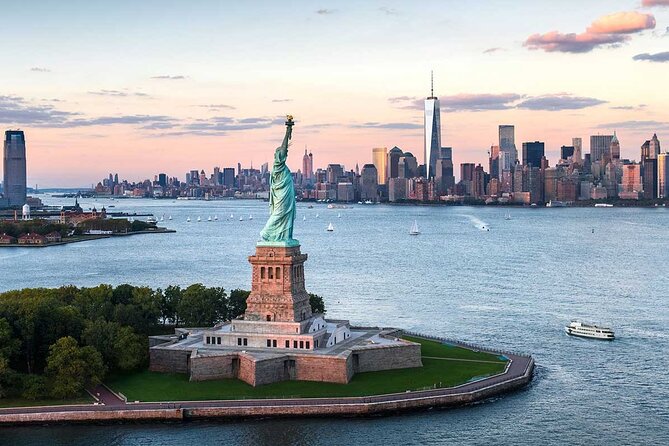 Easy Access Statue of Liberty and Brooklyn Bridge Discovery Tour - Guides, group size, and the human side of the tour