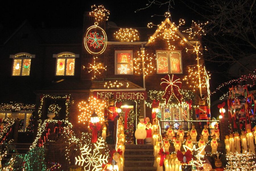 From Manhattan: 4-Hour Brooklyn Christmas Magic Tour - Why Dyker Heights is worth the ride from Manhattan