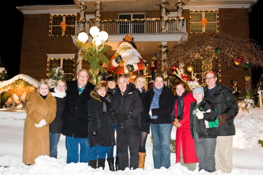 From Manhattan: 4-Hour Christmas Lights Luxury Bus Tour - Guide quality makes the difference