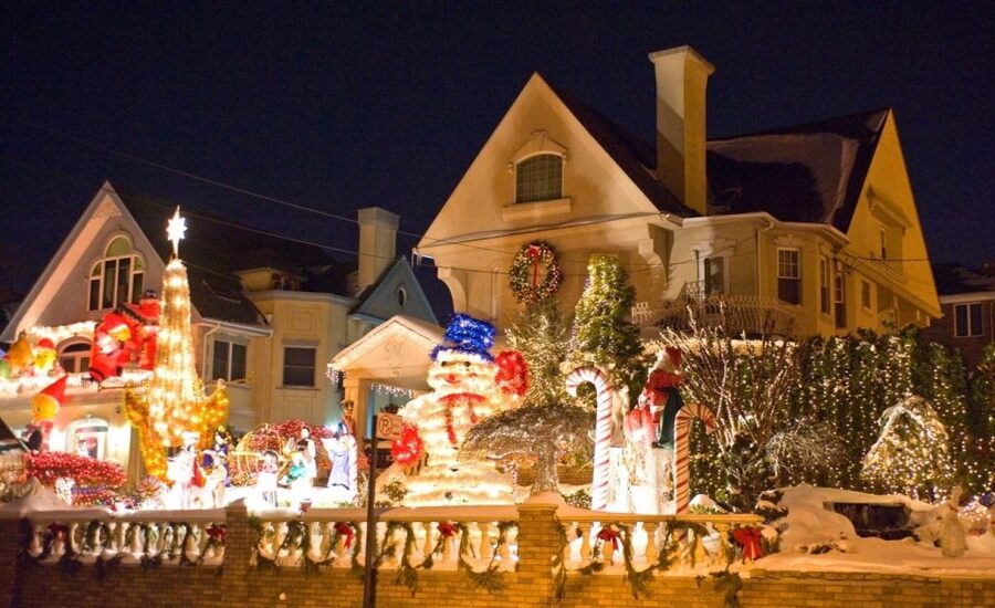 From Manhattan: 4-Hour Christmas Lights Luxury Bus Tour - Why Dyker Heights works best with a bus tour