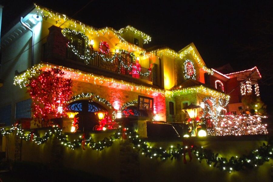 From Manhattan: 4-Hour Christmas Lights Luxury Bus Tour - What the walking portion is really like