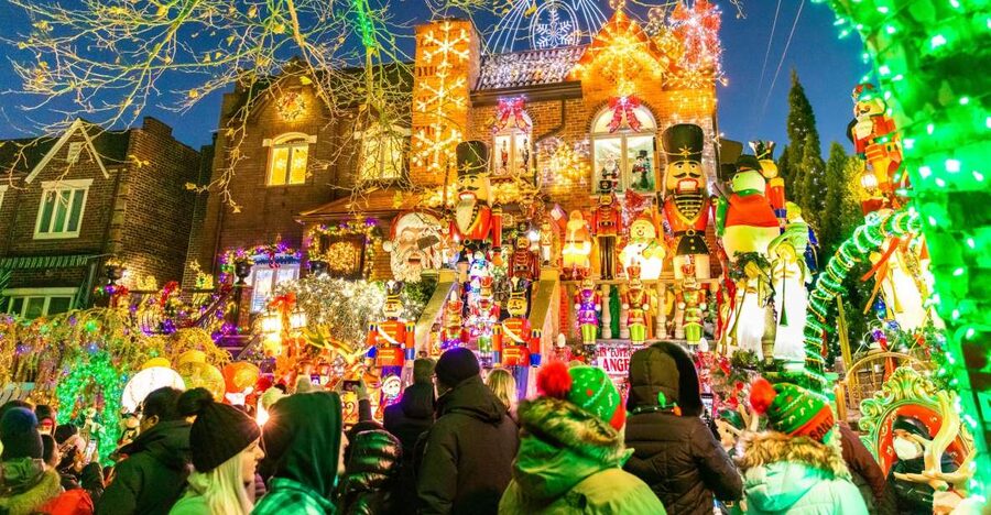 From Manhattan: 4-Hour Dyker Heights Holiday Lights Bus Tour - Why Dyker Heights is worth the trip from Manhattan