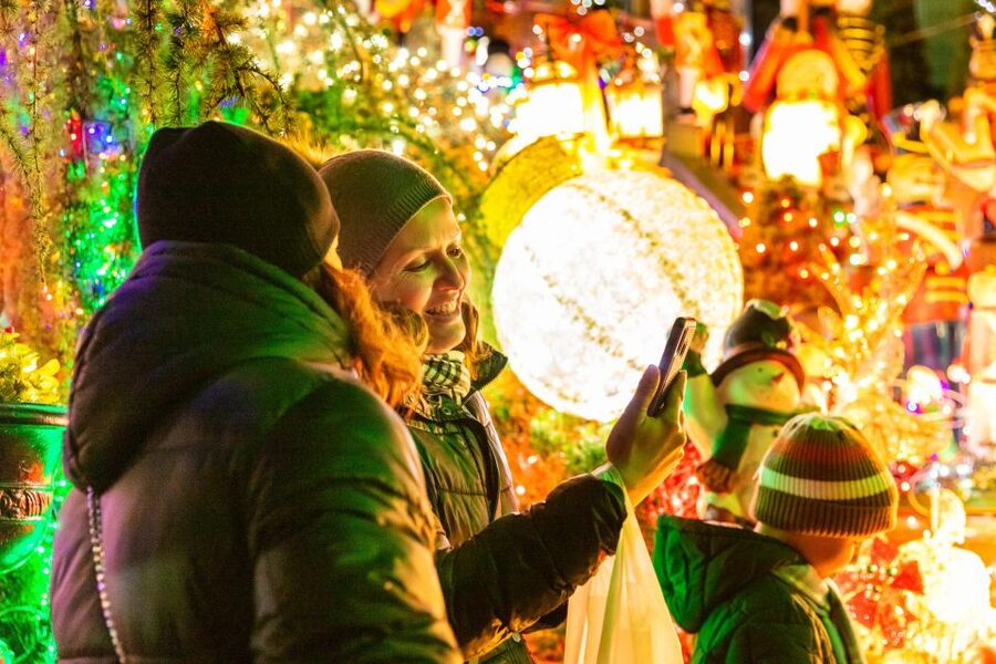 From Manhattan: 4-Hour Dyker Heights Holiday Lights Bus Tour - Returning over the Manhattan Bridge