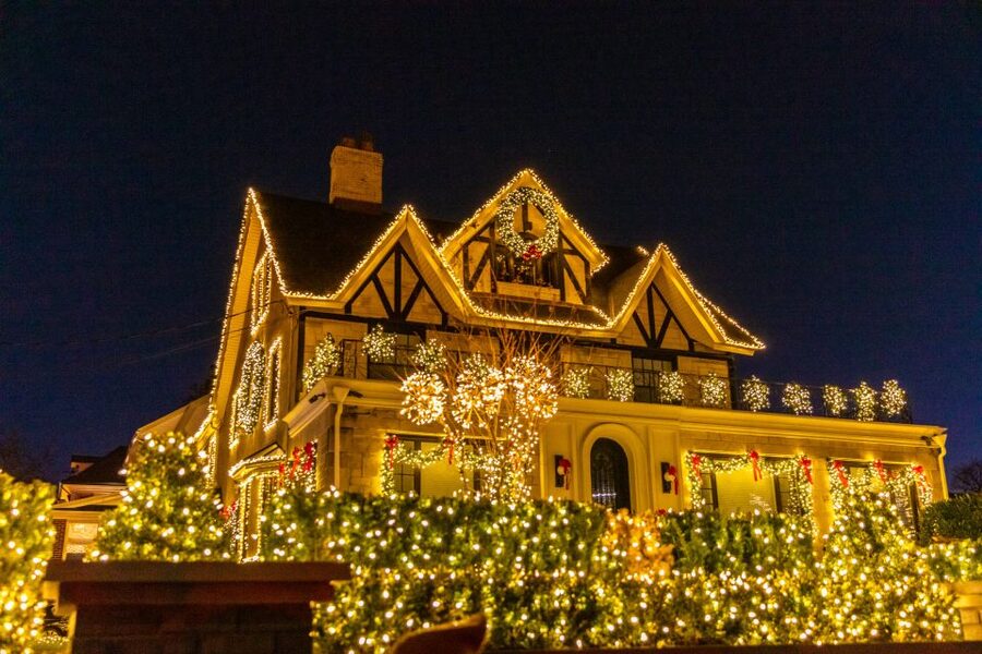 From Manhattan: 4-Hour Dyker Heights Holiday Lights Bus Tour - Meeting in Midtown and settling onto the bus