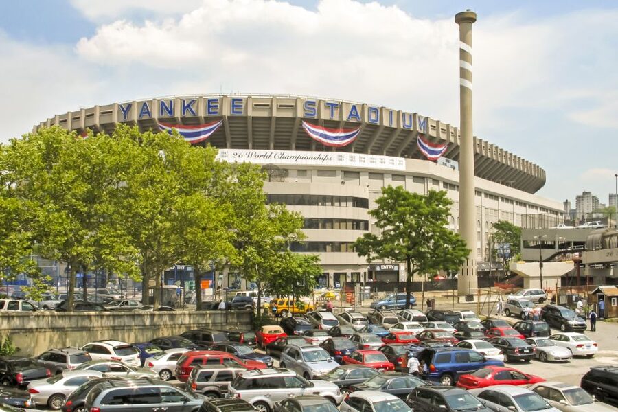 From Manhattan: Bronx, Queens and Brooklyn Half-Day Tour - What the minibus format feels like