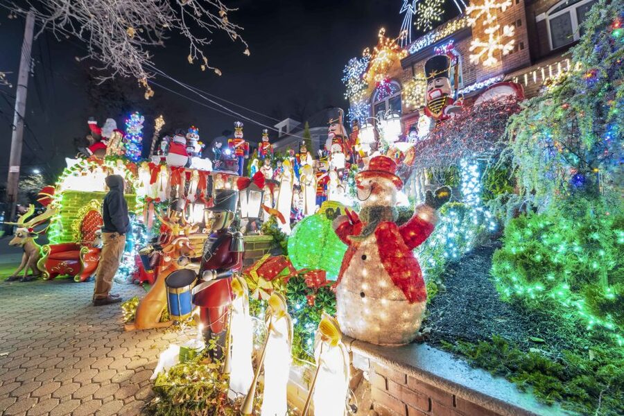 From Manhattan: Dyker Heights Lights & Skyline Tour - What the guide adds beyond the lights