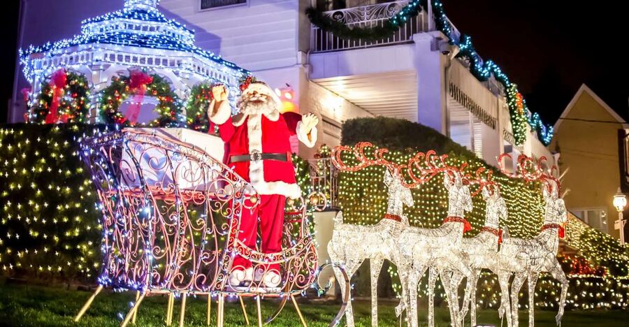 From Manhattan: Dyker Heights Lights & Skyline Tour - Leaving Midtown from 1651 Broadway