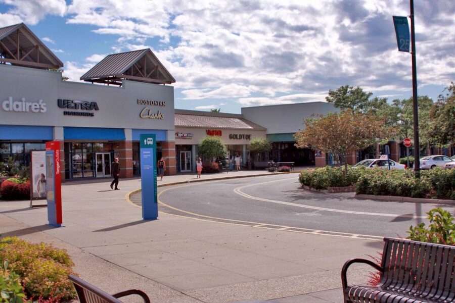 From NYC: Hamptons, Sag Harbor, and Outlet Shopping Day Trip - Lunch is on your own