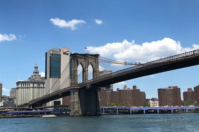 Guided tour in French of the Super Heroes - Midtown landmarks with a superhero filter