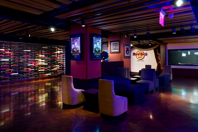 Hard Rock Cafe New York Times Square - Seating and timing in a very busy restaurant