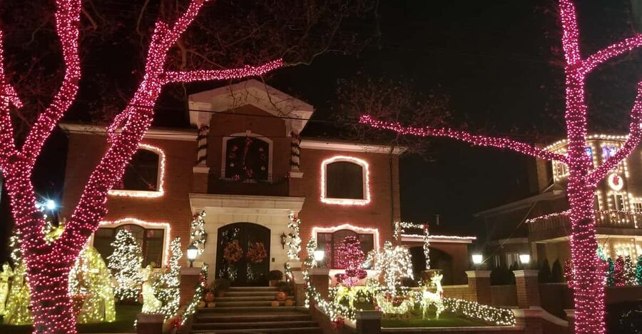 Magnificent Christmas Lights Tour of Dyker Heights Brooklyn - Why Dyker Heights is the main event