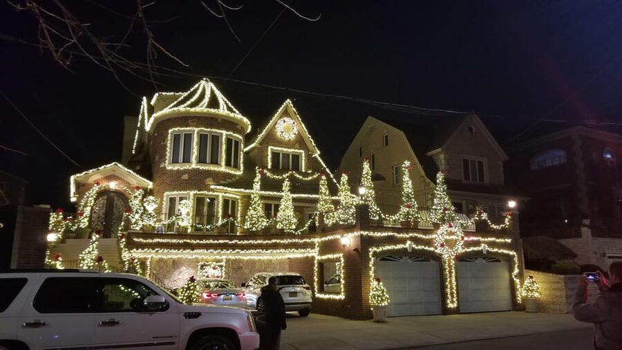 Magnificent Christmas Lights Tour of Dyker Heights Brooklyn - Leaving Midtown for a Brooklyn Christmas neighborhood