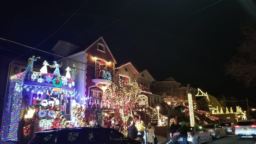 Magnificent Christmas Lights Tour of Dyker Heights Brooklyn - Practical tips for a smoother evening