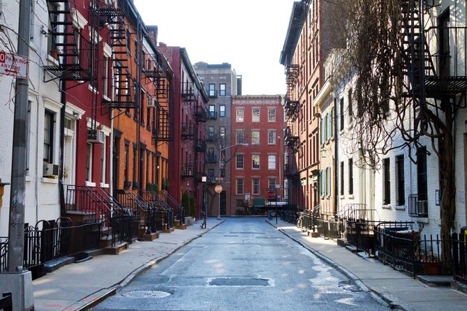 Manhattan’s Famous Artists: Exploration Game and Tour - Bon Soir, comedy, and the underground club feel