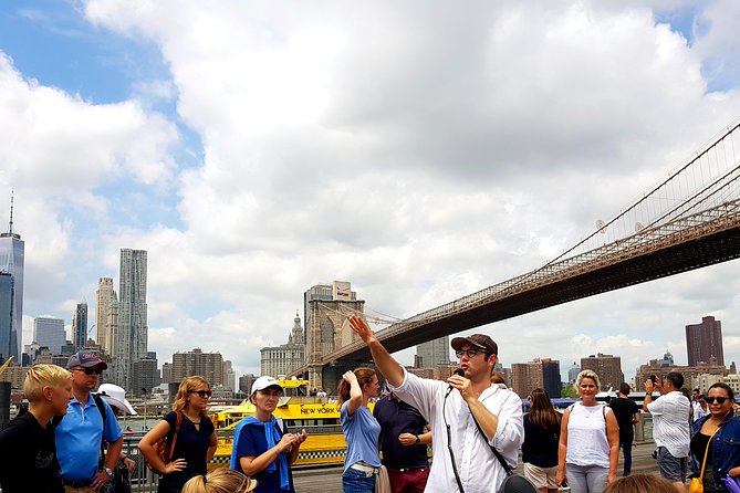 Manhattan to Brooklyn NYC Walking Tour: Brooklyn Bridge and Dumbo in Spanish - Arriving in Dumbo after the bridge