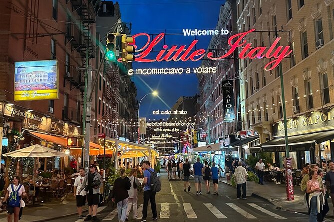 Mom and Pop Food Tour in Chinatown and Little Italy - Entering Chinatown and finding Doyers Street
