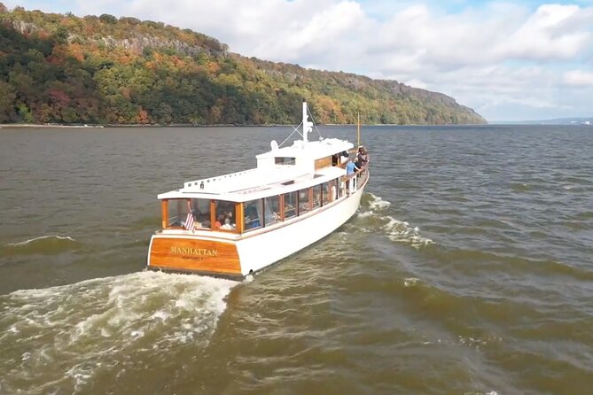 New York Afternoon Fall Foliage Cruise with Lunch - Lunch, dessert, and a drink on the Hudson