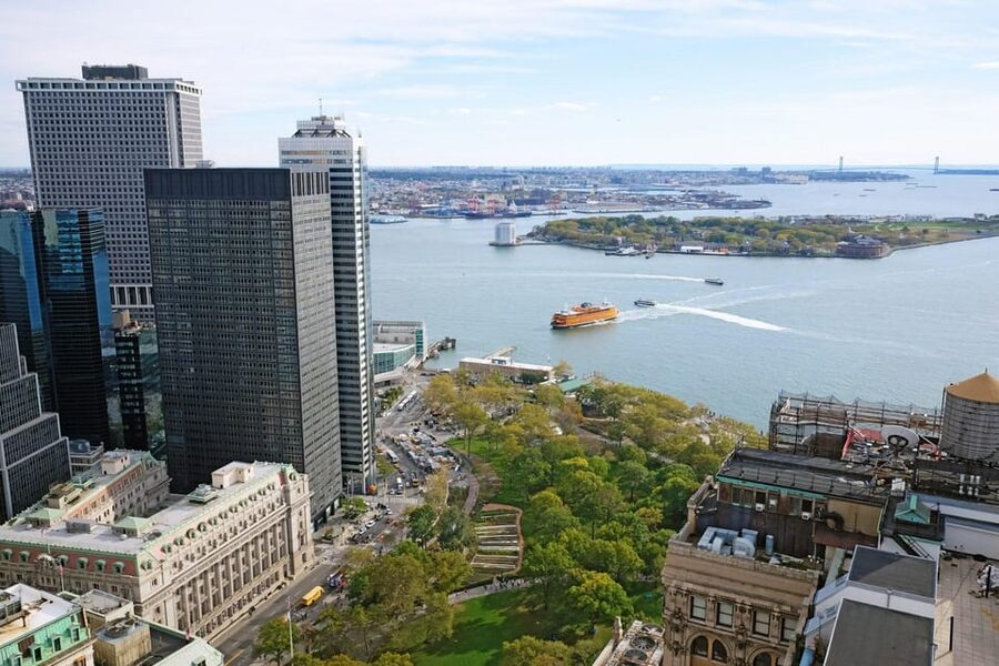 New York City: Brooklyn Bridge and Manhattan Guided Tour - Crossing the Brooklyn Bridge