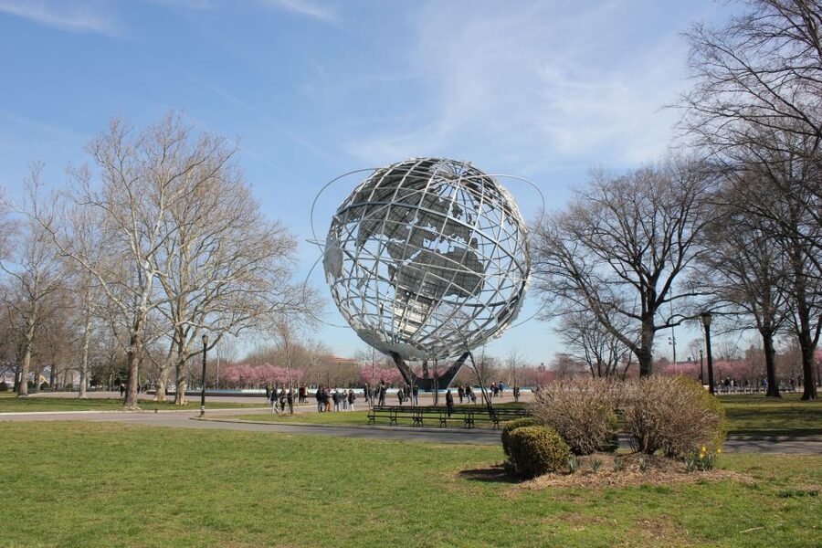 New York City: Brooklyn, Queens and Bronx Tour in Spanish - Flushing Meadow Park provides the clearest photo break