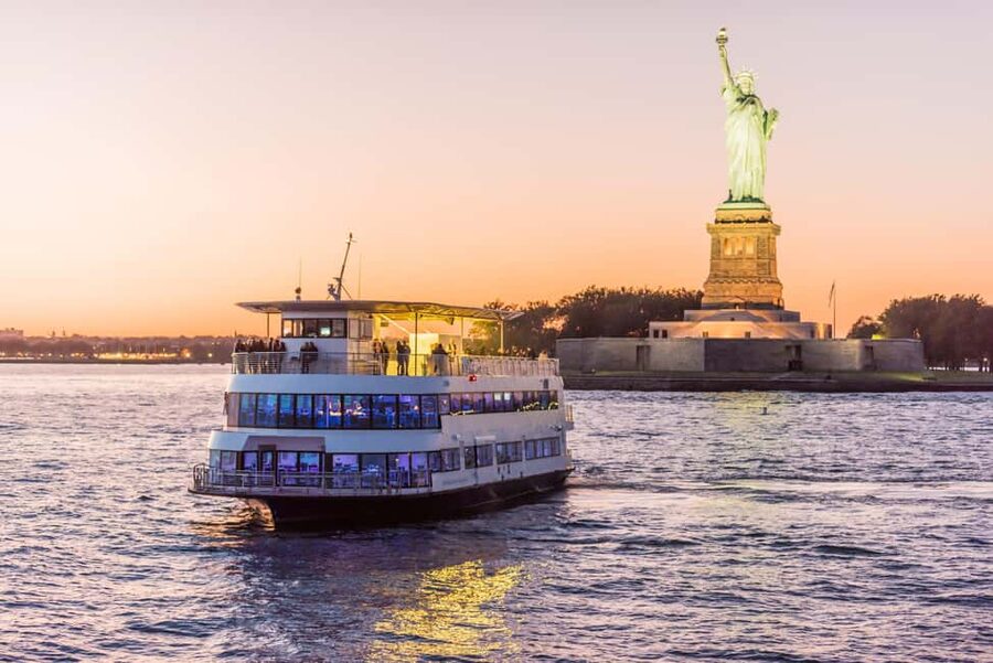 New York City: City Cruises Alive After Five Cocktail Cruise - The first views: Lower Manhattan and the East River