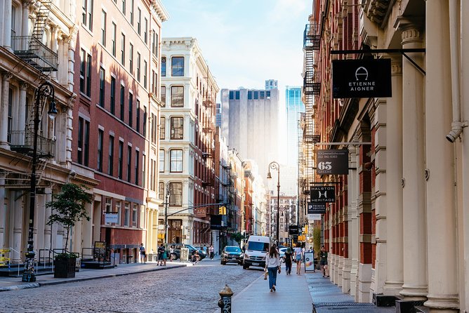 New York City Custom Private Tour with a Local Guide - Choosing between famous sights and local corners