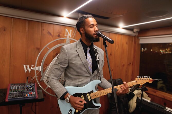 New York City Dinner Cruise with Live Music - Live music and the evening mood