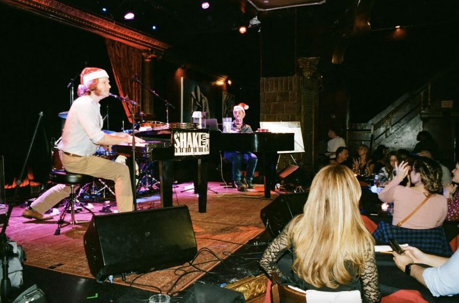 New York City: Dueling Pianos Show - Should you book the Dueling Pianos Show?
