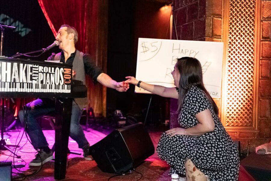 New York City: Dueling Pianos Show - What your three hours look like