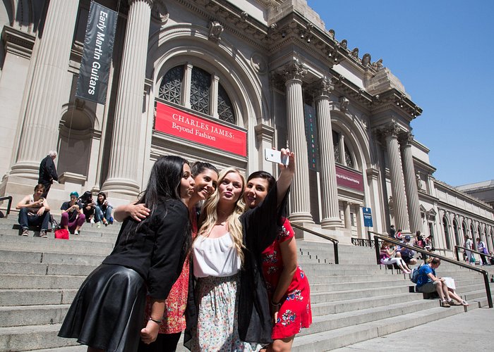 New York City Gossip Girl TV Show Sites Bus Tour - Fifth Avenue, Henri Bendel, and the shopping story