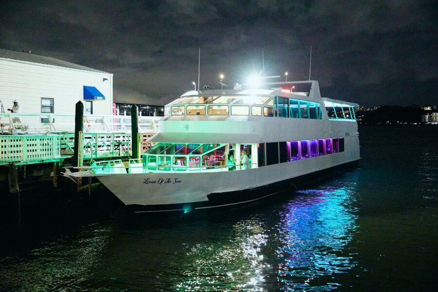 New York City: Gourmet Dinner Cruise with Live Music - Manhattan Bridge and Brooklyn Bridge views