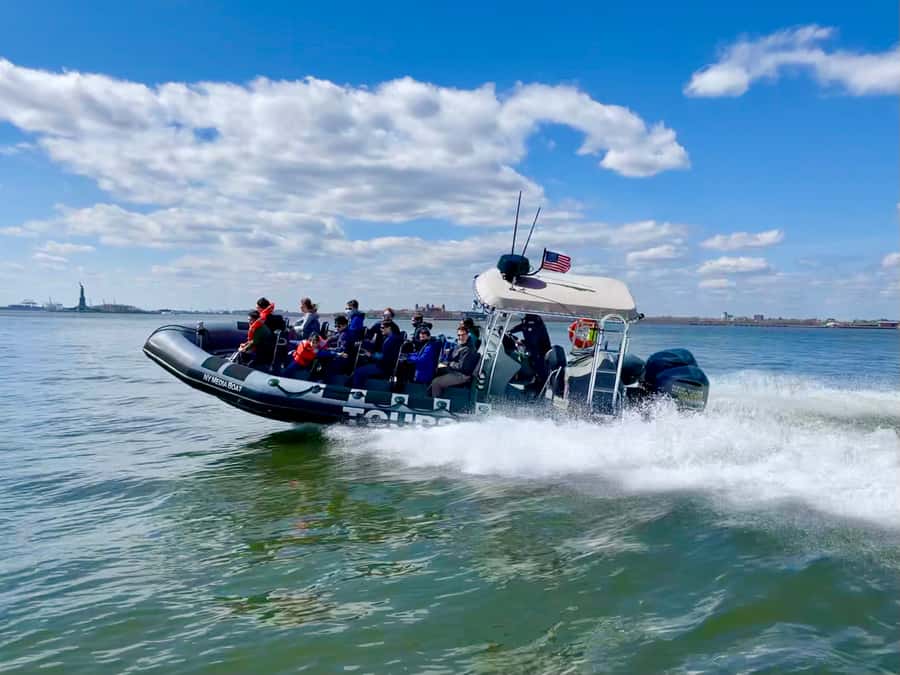 New York City: Harbor Speedboat Tour - Battery Park and the East River turn