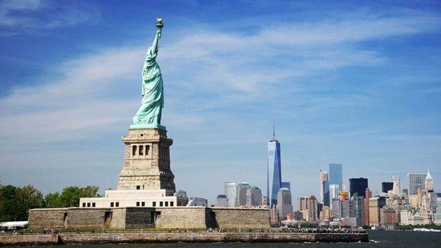New York City: History of Lower Manhattan Walking Tour - The Charging Bull marks the turn toward the harbor